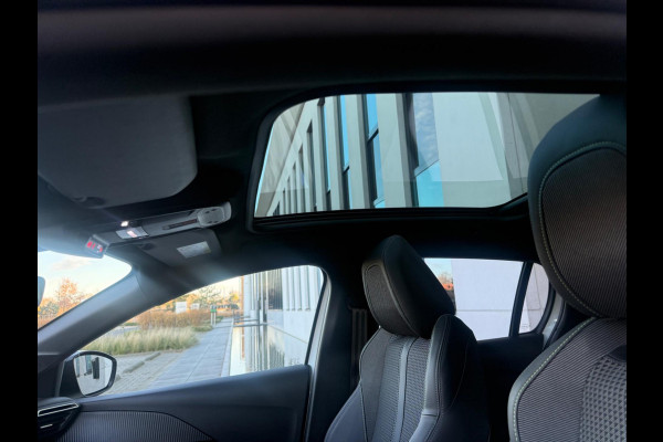 Peugeot e-208 EV GT 350 50 kWh, fase 3, panoramadak, 360 camera, 1/2 lederen sportinterieur,stoelverwarming, parelmoer, 17 inch