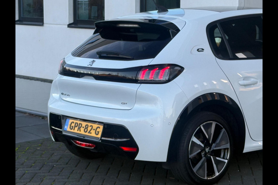 Peugeot e-208 EV GT 350 50 kWh, fase 3, panoramadak, 360 camera, 1/2 lederen sportinterieur,stoelverwarming, parelmoer, 17 inch