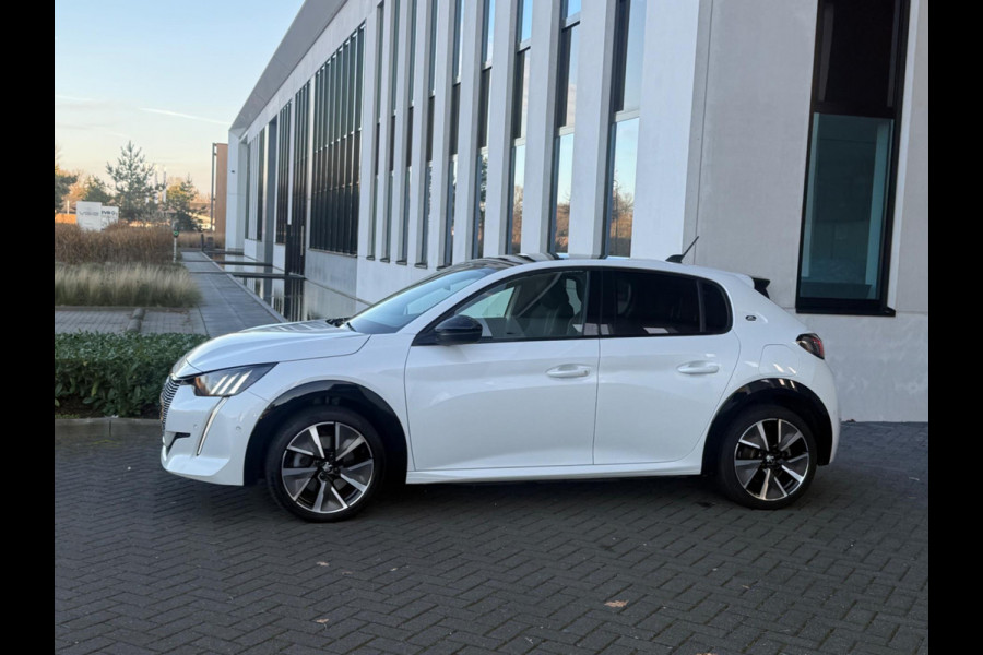 Peugeot e-208 EV GT 350 50 kWh, fase 3, panoramadak, 360 camera, 1/2 lederen sportinterieur,stoelverwarming, parelmoer, 17 inch