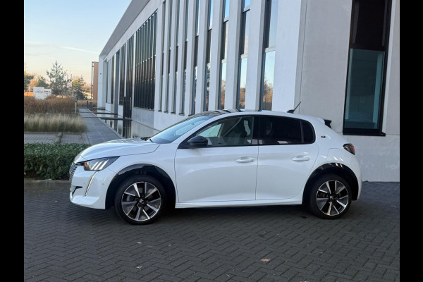 Peugeot e-208 EV GT 350 50 kWh, fase 3, panoramadak, 360 camera, 1/2 lederen sportinterieur,stoelverwarming, parelmoer, 17 inch