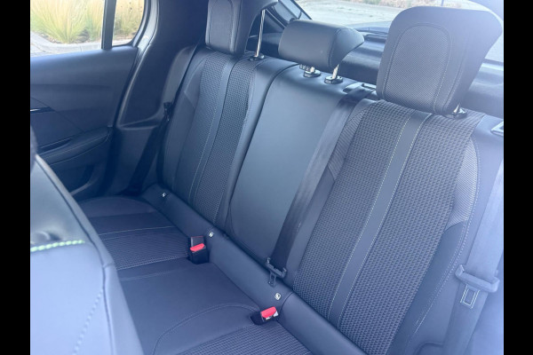 Peugeot e-208 EV GT 350 50 kWh, fase 3, panoramadak, 360 camera, 1/2 lederen sportinterieur,stoelverwarming, parelmoer, 17 inch