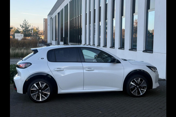 Peugeot e-208 EV GT 350 50 kWh, fase 3, panoramadak, 360 camera, 1/2 lederen sportinterieur,stoelverwarming, parelmoer, 17 inch
