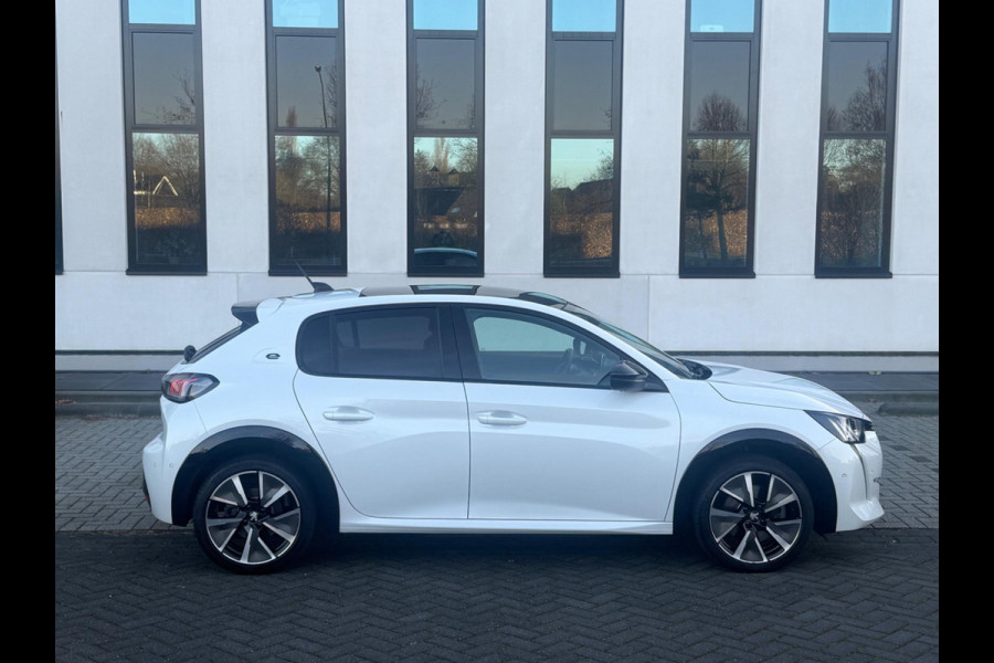 Peugeot e-208 EV GT 350 50 kWh, fase 3, panoramadak, 360 camera, 1/2 lederen sportinterieur,stoelverwarming, parelmoer, 17 inch