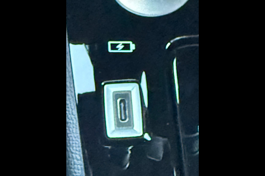 Peugeot e-208 EV GT 350 50 kWh, fase 3, panoramadak, 360 camera, 1/2 lederen sportinterieur,stoelverwarming, parelmoer, 17 inch