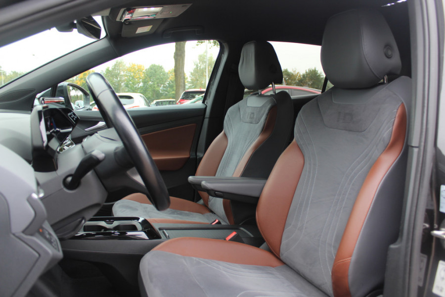 Volkswagen ID.4 First 77 kWh / SOH 94,7% / Camera / Apple CarPlay / DAB / 20'' / LED / Alcantara / Stoelverwarming / ACC