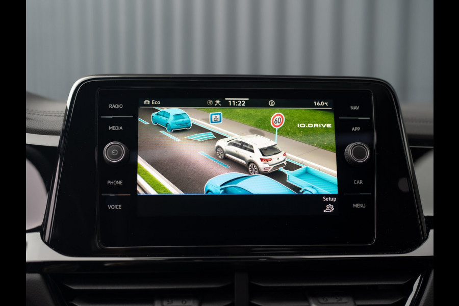 Volkswagen T-Roc 1.5 TSI R-Line | Panodak | Keyless | Side Assist | Elk. A-klep | IQ Light | Camera | Prijs Rijklaar!!