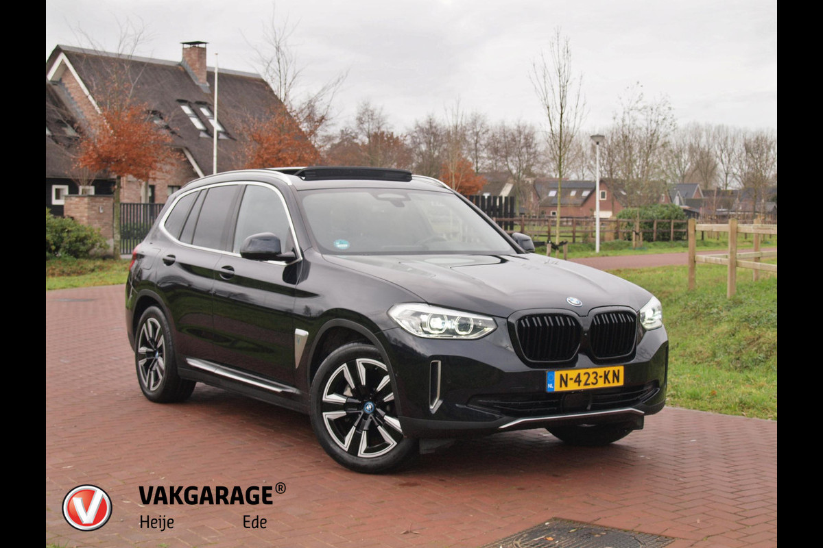 BMW iX3 Executive 80 kWh | Panoramadak | Camera | Apple Carplay | Sfeerverlichting |