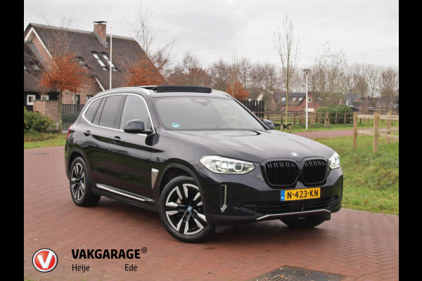 BMW iX3 Executive 80 kWh | Panoramadak | Camera | Apple Carplay | Sfeerverlichting |
