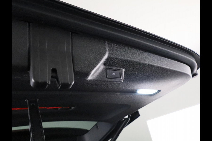 Volkswagen ID. Buzz GTX 86 kWh LWB 7p. 340 pk | Verlengde garantie | Navigatie | Trekhaak (wegklapbaar) | Parkeersensoren (Park assist) | Achteruitrijcamera | Stoelverwarming v/a |