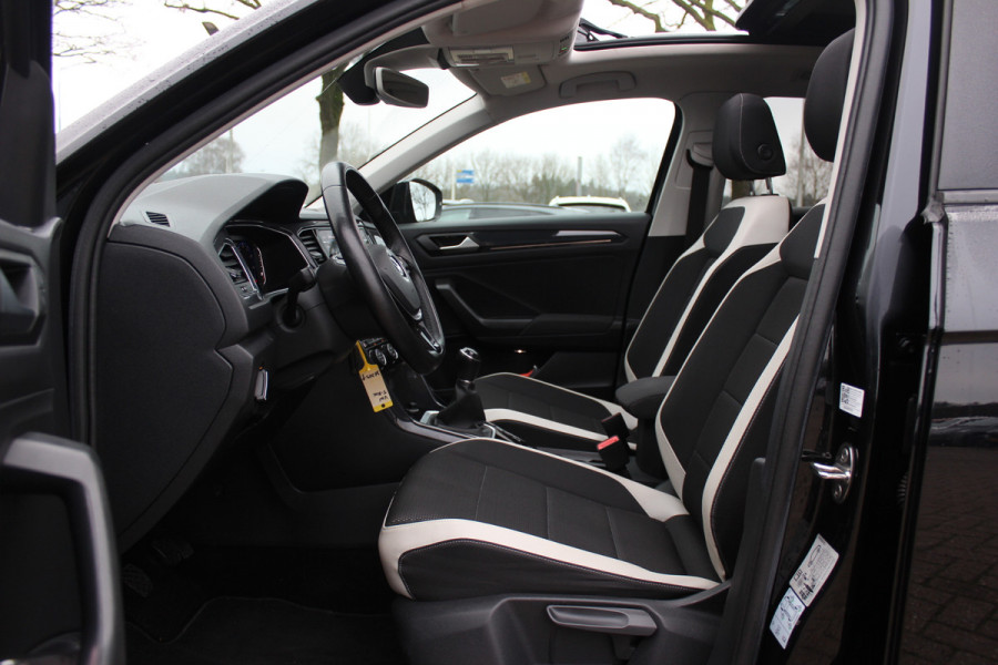 Volkswagen T-Roc 1.5 TSI Sport / Trekhaak / Panoramadak / Virtual Cockpit / CarPlay / 17'' / LED Koplampen / DAB / ACC