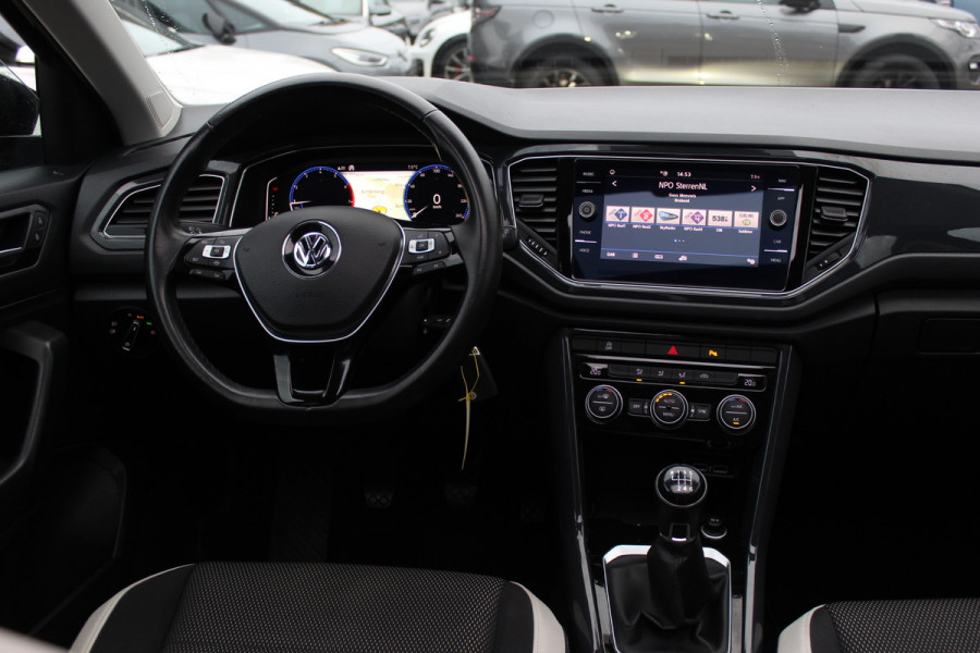 Volkswagen T-Roc 1.5 TSI Sport / Trekhaak / Panoramadak / Virtual Cockpit / CarPlay / 17'' / LED Koplampen / DAB / ACC