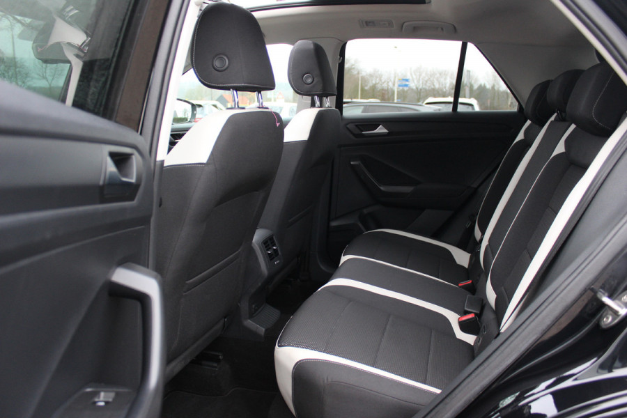 Volkswagen T-Roc 1.5 TSI Sport / Trekhaak / Panoramadak / Virtual Cockpit / CarPlay / 17'' / LED Koplampen / DAB / ACC