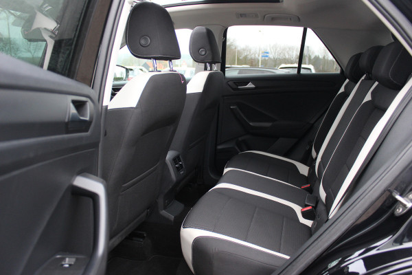 Volkswagen T-Roc 1.5 TSI Sport / Trekhaak / Panoramadak / Virtual Cockpit / CarPlay / 17'' / LED Koplampen / DAB / ACC