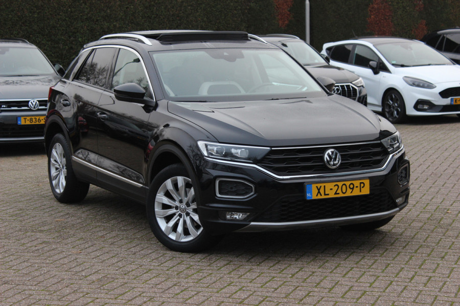 Volkswagen T-Roc 1.5 TSI Sport / Trekhaak / Panoramadak / Virtual Cockpit / CarPlay / 17'' / LED Koplampen / DAB / ACC