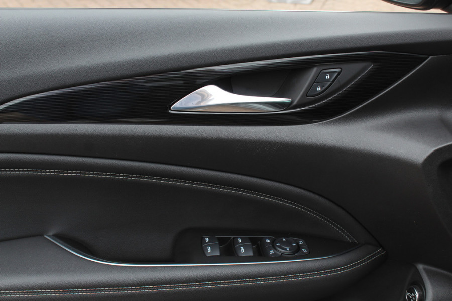 Opel Insignia Sports Tourer 1.6 Turbo Exclusive / Panoramadak / Camera / Head-up / Keyless / Bose / 18'' / Matrix LED / Navigatie / CarPlay / Stuur+Stoelverwarming / DAB / Cruise Control