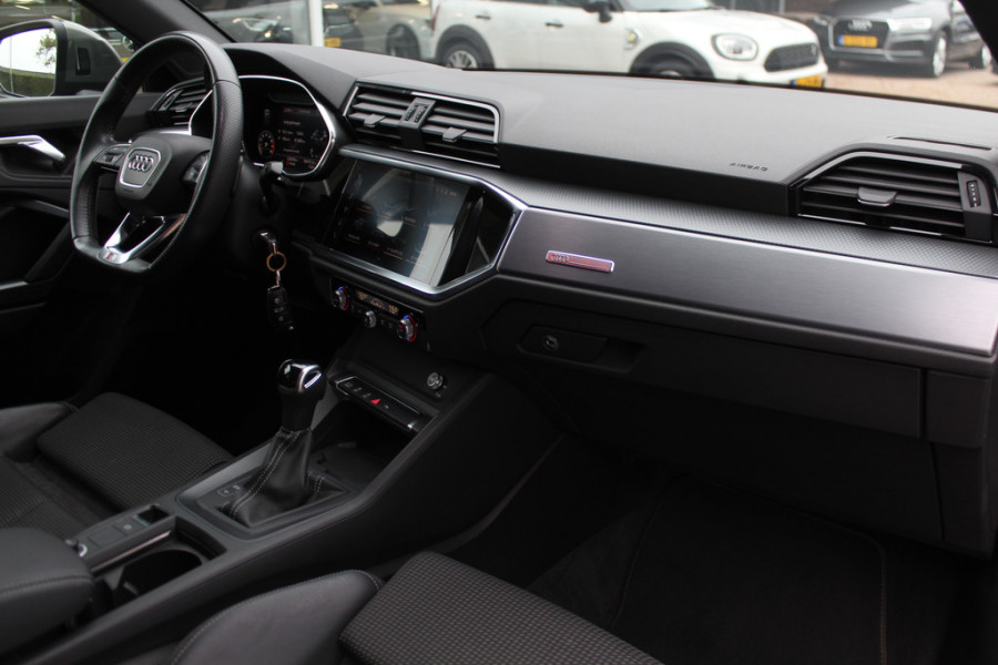 Audi Q3 35 TFSI Pro Line 3x S-Line / Navigatie / Half leder / 18'' / LED Koplampen / Parkeerhulp achter / Stoelverwarming / Cruise Control