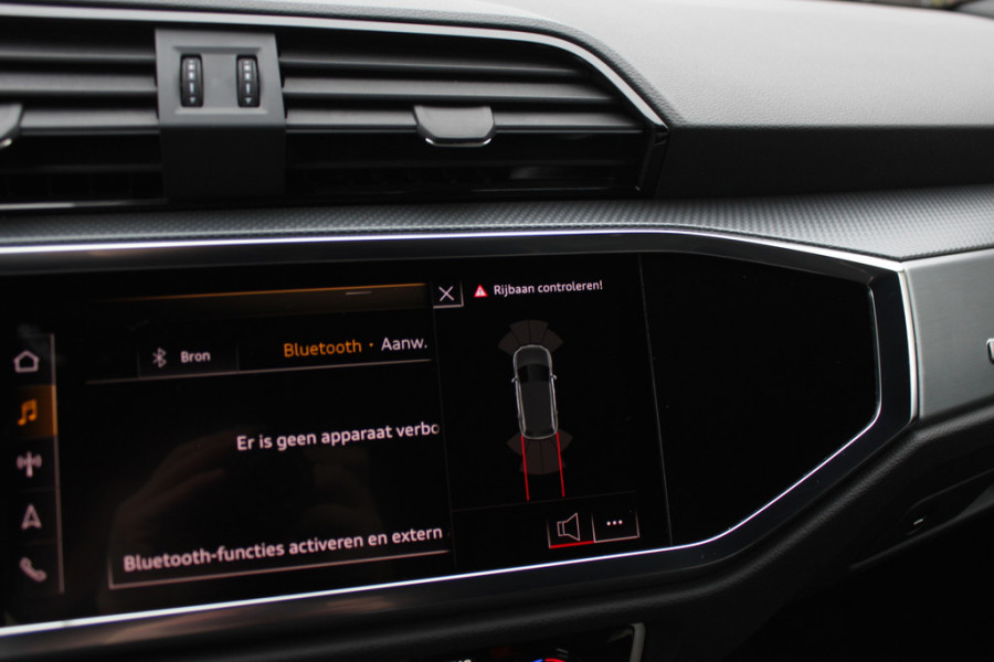 Audi Q3 35 TFSI Pro Line 3x S-Line / Navigatie / Half leder / 18'' / LED Koplampen / Parkeerhulp achter / Stoelverwarming / Cruise Control