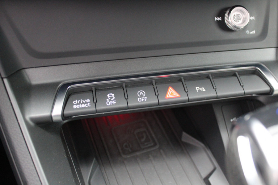 Audi Q3 35 TFSI Pro Line 3x S-Line / Navigatie / Half leder / 18'' / LED Koplampen / Parkeerhulp achter / Stoelverwarming / Cruise Control