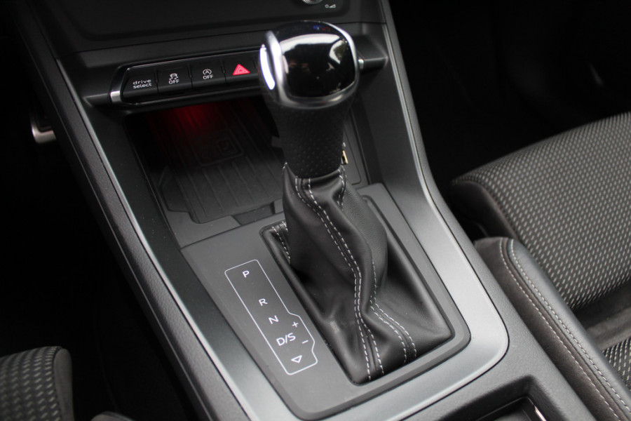 Audi Q3 35 TFSI Pro Line 3x S-Line / Navigatie / Half leder / 18'' / LED Koplampen / Parkeerhulp achter / Stoelverwarming / Cruise Control