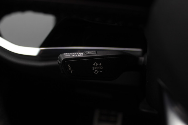 Audi Q3 35 TFSI Pro Line 3x S-Line / Navigatie / Half leder / 18'' / LED Koplampen / Parkeerhulp achter / Stoelverwarming / Cruise Control