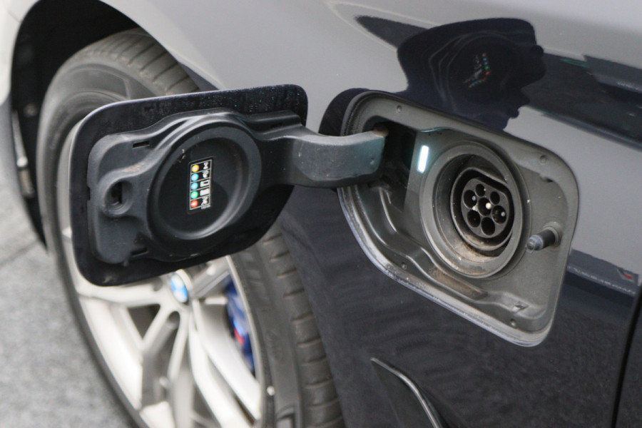 BMW 5 Serie 530e iPerformance High Executive M Sport Softclose, Head-Up, Apple Carplay, Camera, Keyless, Adapt. LED