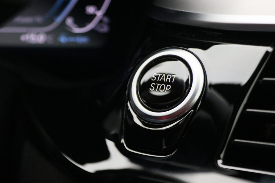 BMW 5 Serie 530e iPerformance High Executive M Sport Softclose, Head-Up, Apple Carplay, Camera, Keyless, Adapt. LED