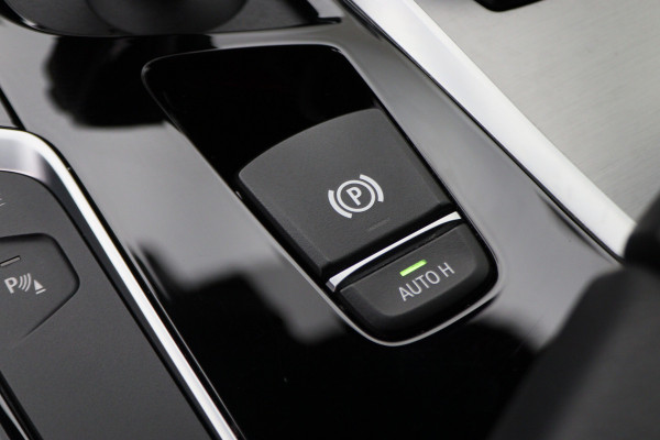 BMW 5 Serie 530e iPerformance High Executive M Sport Softclose, Head-Up, Apple Carplay, Camera, Keyless, Adapt. LED