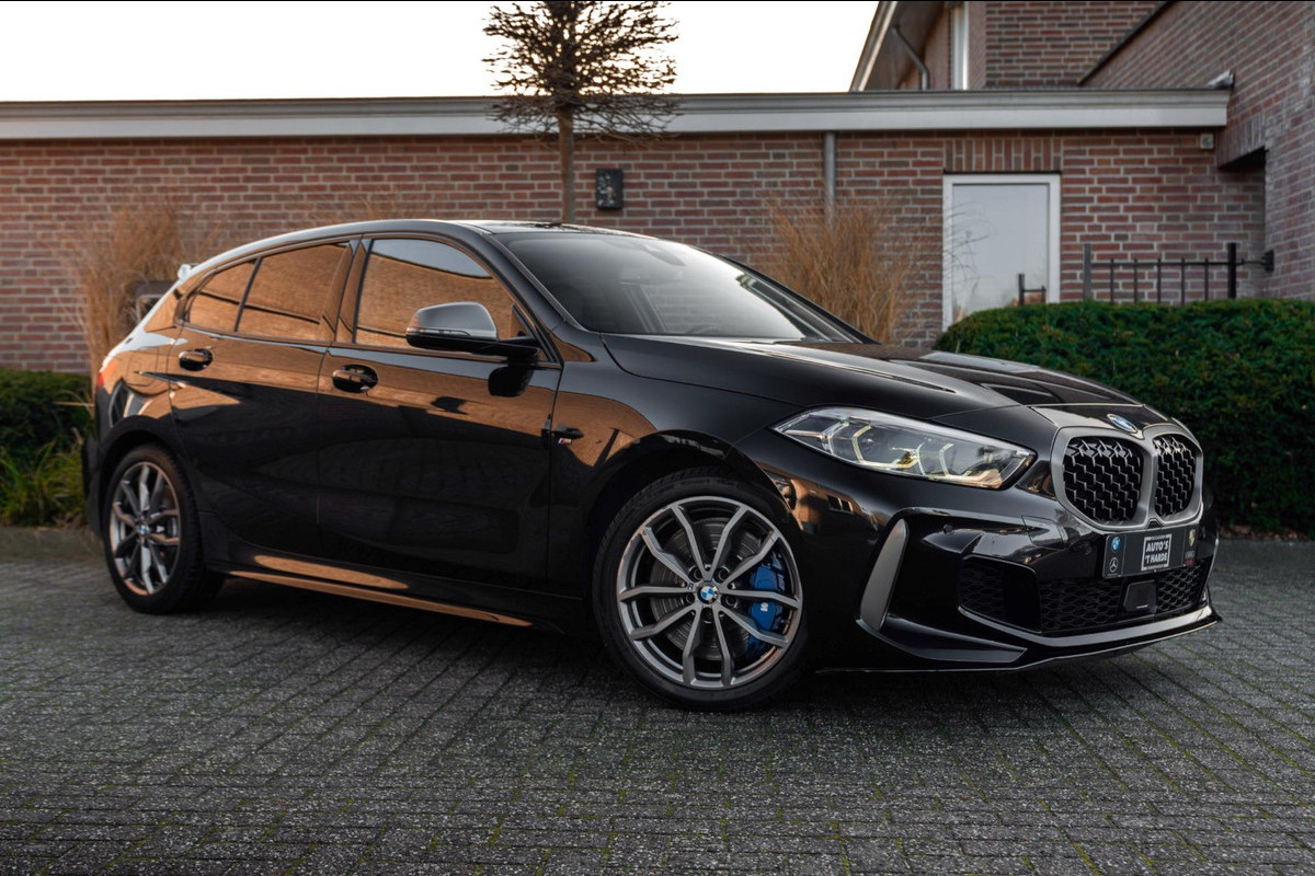 BMW 1-serie M135i xDrive High Executive 306 PK Dealer o.h. Adaptive Head Up Camera Keyless 18''