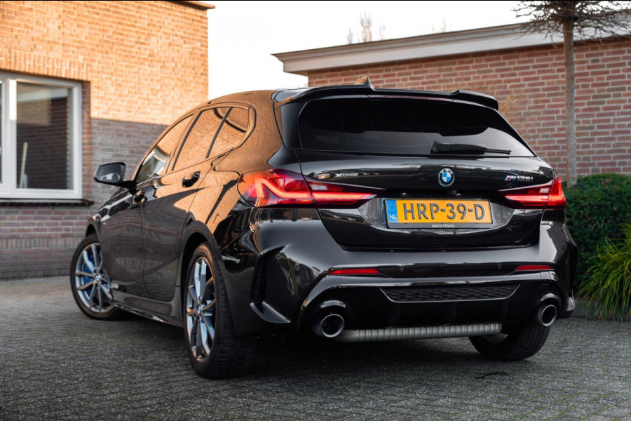 BMW 1-serie M135i xDrive High Executive 306 PK Dealer o.h. Adaptive Head Up H&K Camera Keyless 18''