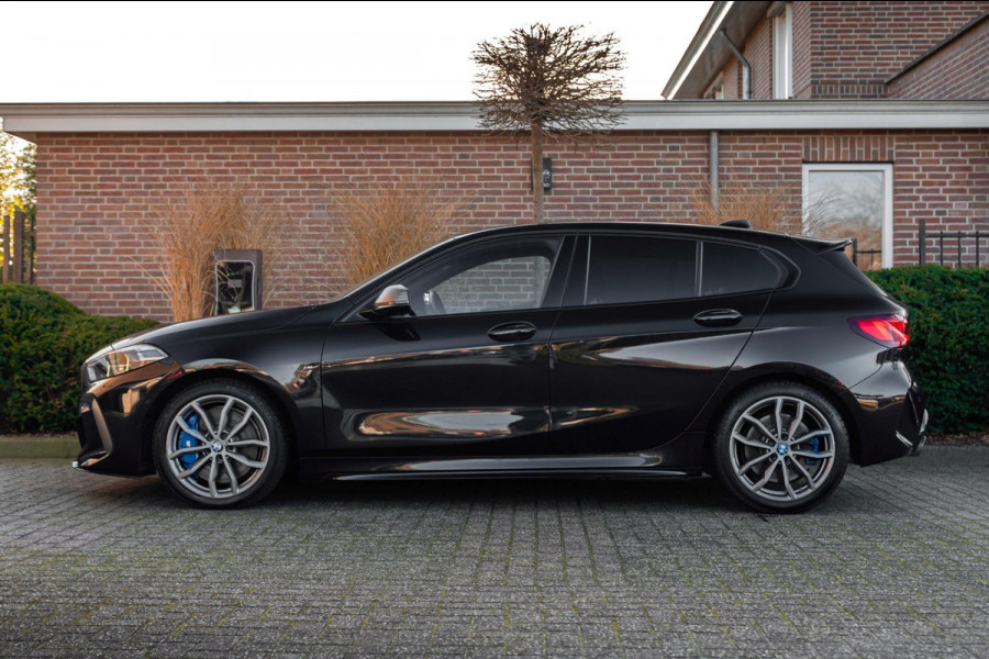 BMW 1-serie M135i xDrive High Executive 306 PK Dealer o.h. Adaptive Head Up H&K Camera Keyless 18''