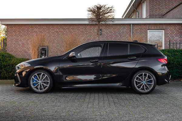 BMW 1-serie M135i xDrive High Executive 306 PK Dealer o.h. Adaptive Head Up H&K Camera Keyless 18''