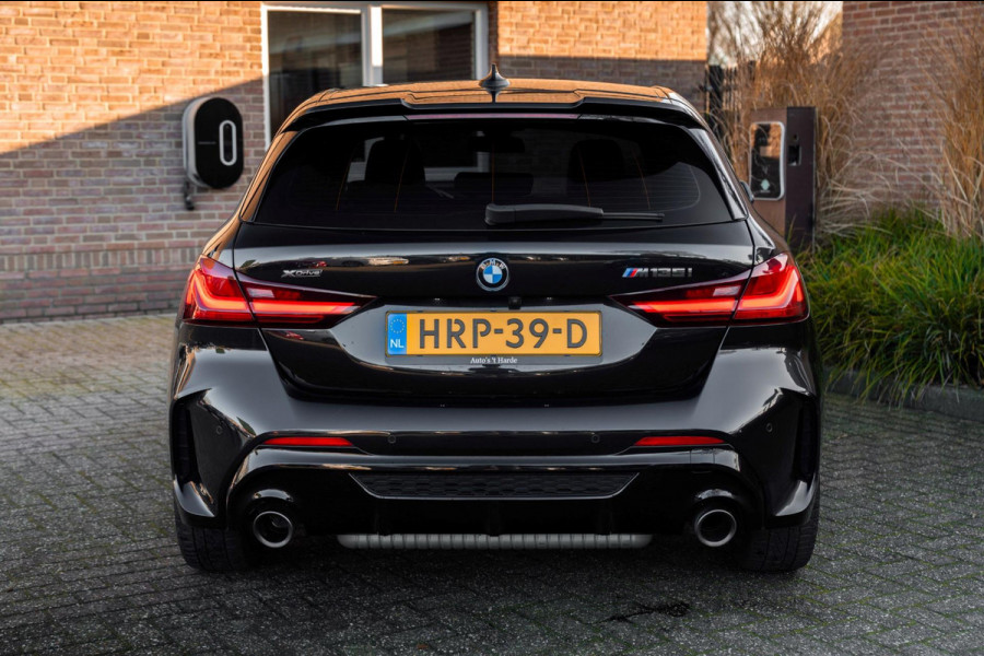 BMW 1-serie M135i xDrive High Executive 306 PK Dealer o.h. Adaptive Head Up H&K Camera Keyless 18''
