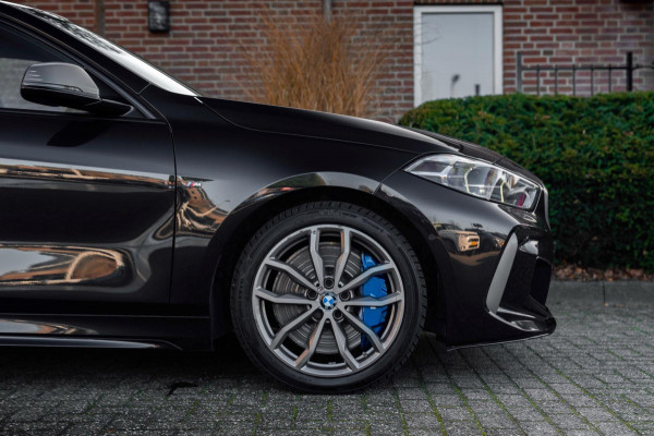 BMW 1-serie M135i xDrive High Executive 306 PK Dealer o.h. Adaptive Head Up H&K Camera Keyless 18''