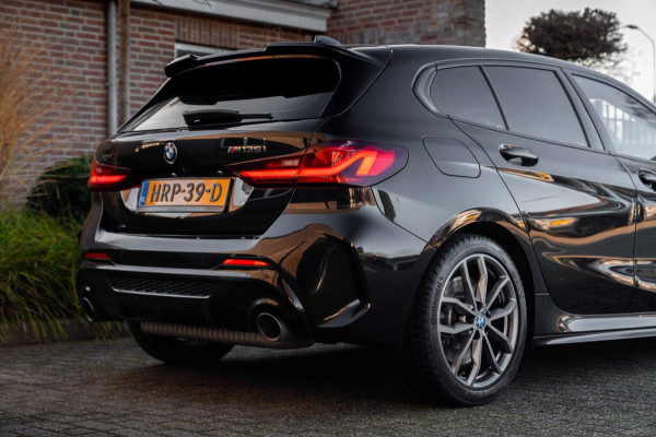 BMW 1-serie M135i xDrive High Executive 306 PK Dealer o.h. Adaptive Head Up H&K Camera Keyless 18''