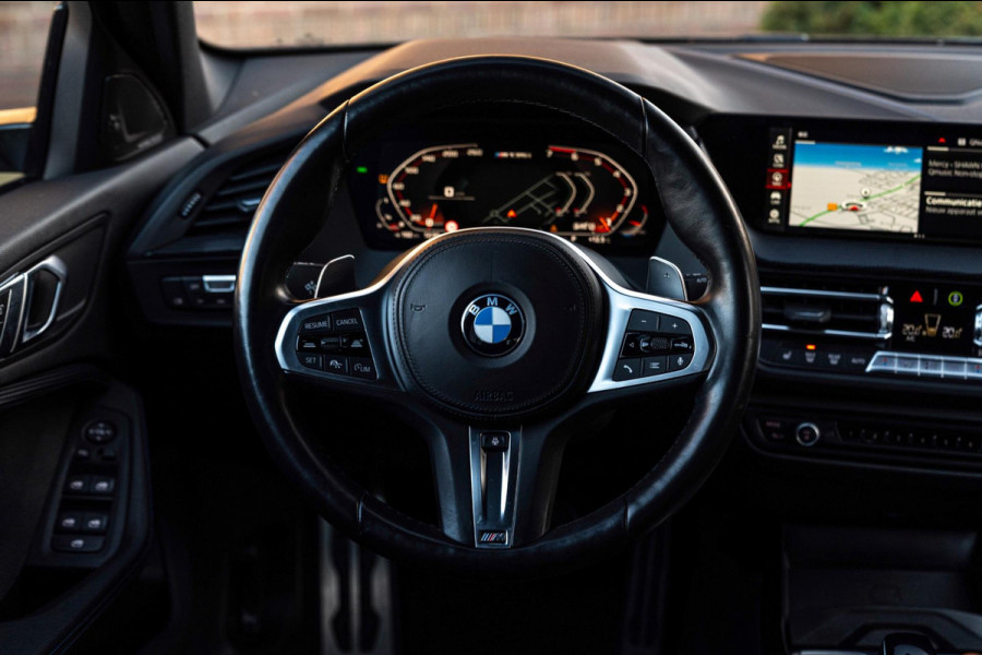 BMW 1-serie M135i xDrive High Executive 306 PK Dealer o.h. Adaptive Head Up H&K Camera Keyless 18''