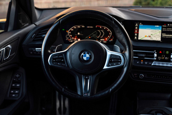 BMW 1-serie M135i xDrive High Executive 306 PK Dealer o.h. Adaptive Head Up H&K Camera Keyless 18''