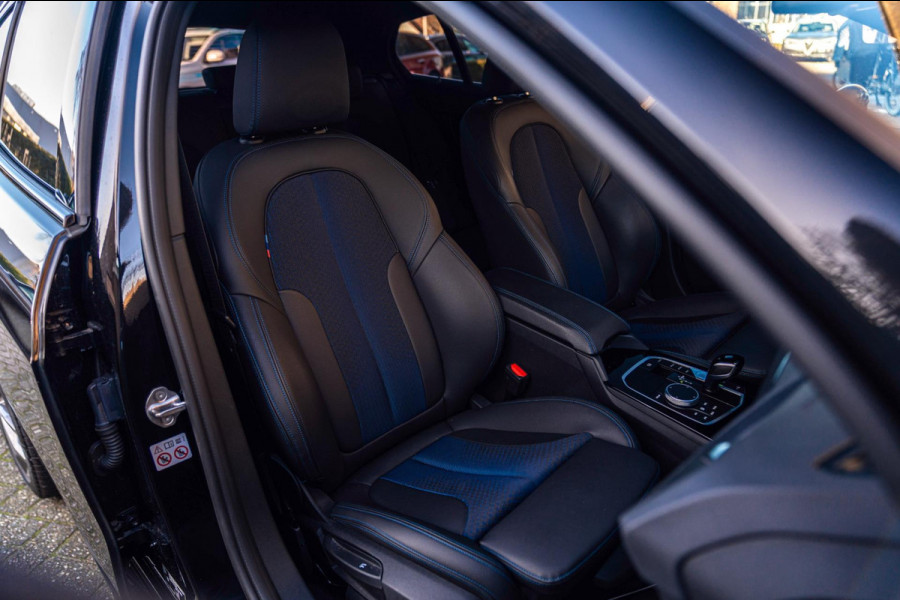 BMW 1-serie M135i xDrive High Executive 306 PK Dealer o.h. Adaptive Head Up H&K Camera Keyless 18''