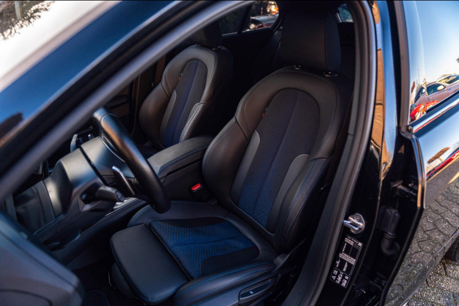 BMW 1-serie M135i xDrive High Executive 306 PK Dealer o.h. Adaptive Head Up H&K Camera Keyless 18''