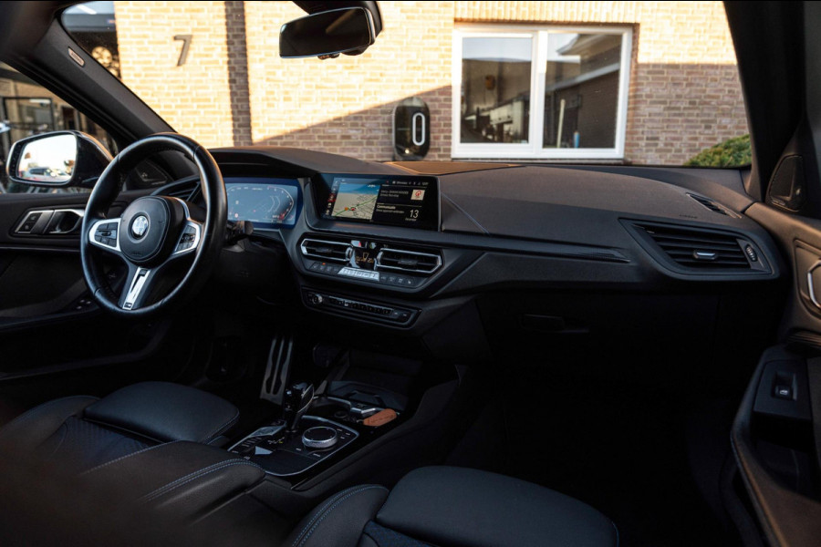 BMW 1-serie M135i xDrive High Executive 306 PK Dealer o.h. Adaptive Head Up H&K Camera Keyless 18''