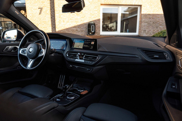 BMW 1-serie M135i xDrive High Executive 306 PK Dealer o.h. Adaptive Head Up H&K Camera Keyless 18''