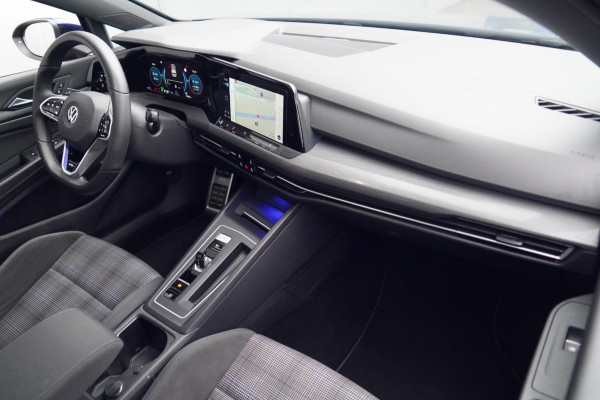 Volkswagen Golf 1.4 eHybrid GTE / Navigatie / Stoelverw. / Trekhaak / Pano / Stuurverw. / Camera / Side-Assist
