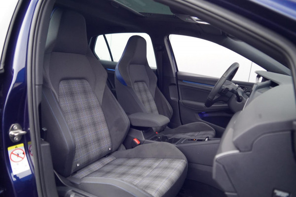 Volkswagen Golf 1.4 eHybrid GTE / Navigatie / Stoelverw. / Trekhaak / Pano / Stuurverw. / Camera / Side-Assist