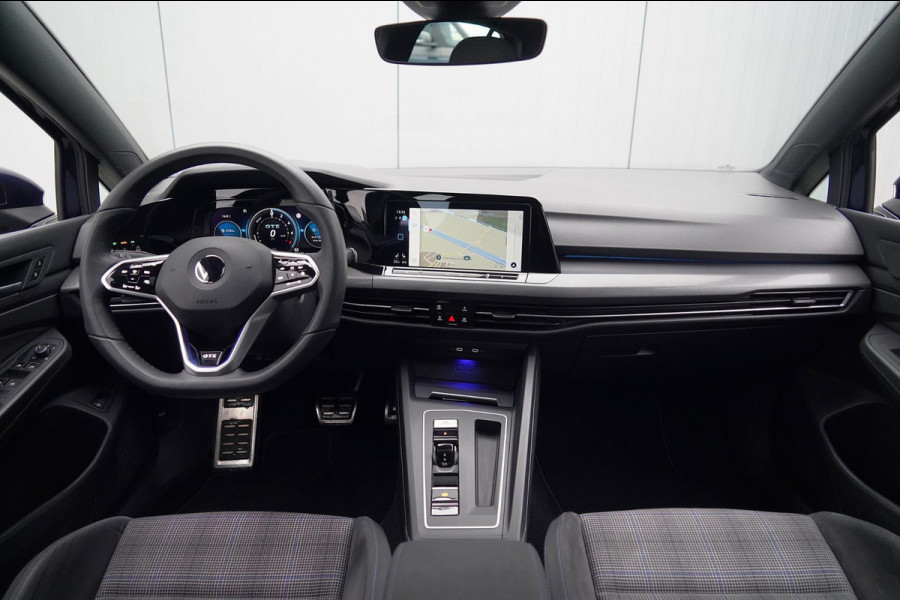 Volkswagen Golf 1.4 eHybrid GTE / Navigatie / Stoelverw. / Trekhaak / Pano / Stuurverw. / Camera / Side-Assist