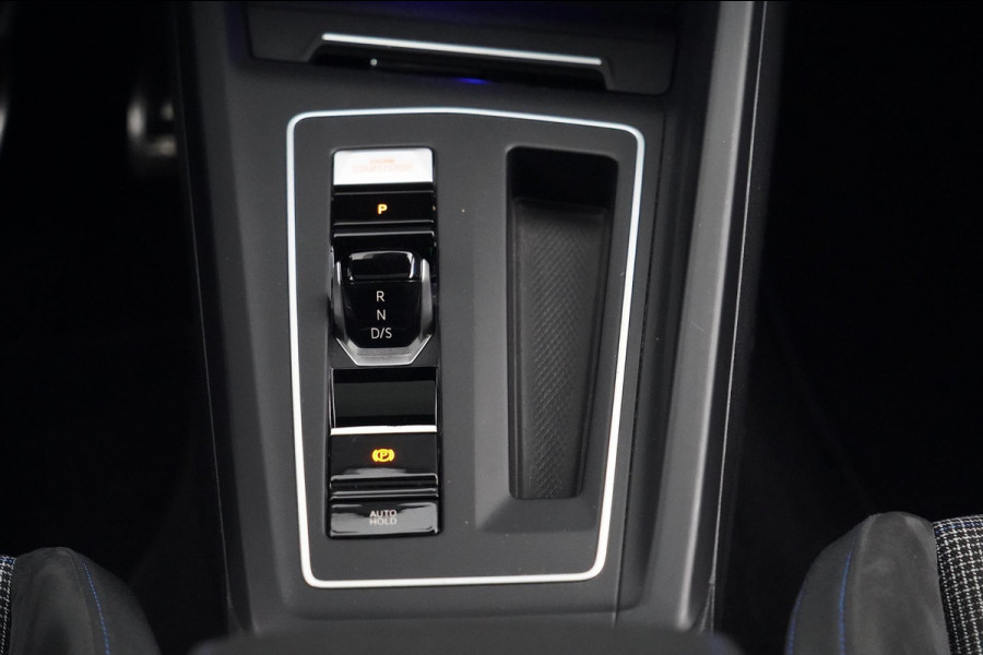 Volkswagen Golf 1.4 eHybrid GTE / Navigatie / Stoelverw. / Trekhaak / Pano / Stuurverw. / Camera / Side-Assist