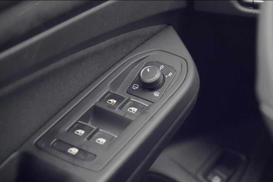 Volkswagen Golf 1.4 eHybrid GTE / Navigatie / Stoelverw. / Trekhaak / Pano / Stuurverw. / Camera / Side-Assist