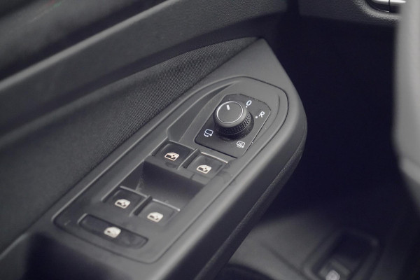 Volkswagen Golf 1.4 eHybrid GTE / Navigatie / Stoelverw. / Trekhaak / Pano / Stuurverw. / Camera / Side-Assist