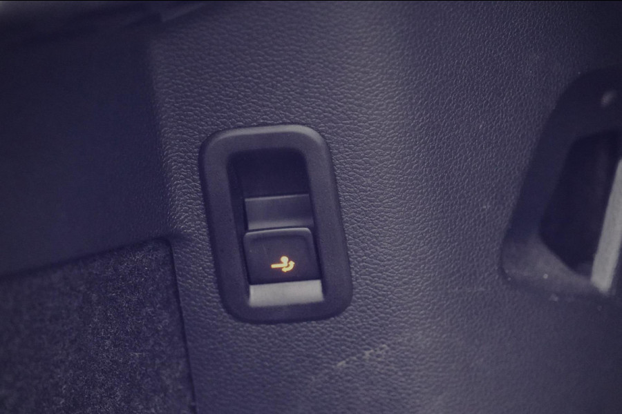 Volkswagen Golf 1.4 eHybrid GTE / Navigatie / Stoelverw. / Trekhaak / Pano / Stuurverw. / Camera / Side-Assist