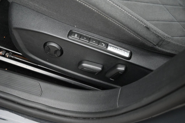 Volkswagen Golf 1.4 eHybrid Style 204 PK 1e Eig R-Line Adaptive Side-Assist Pano Massage 19''