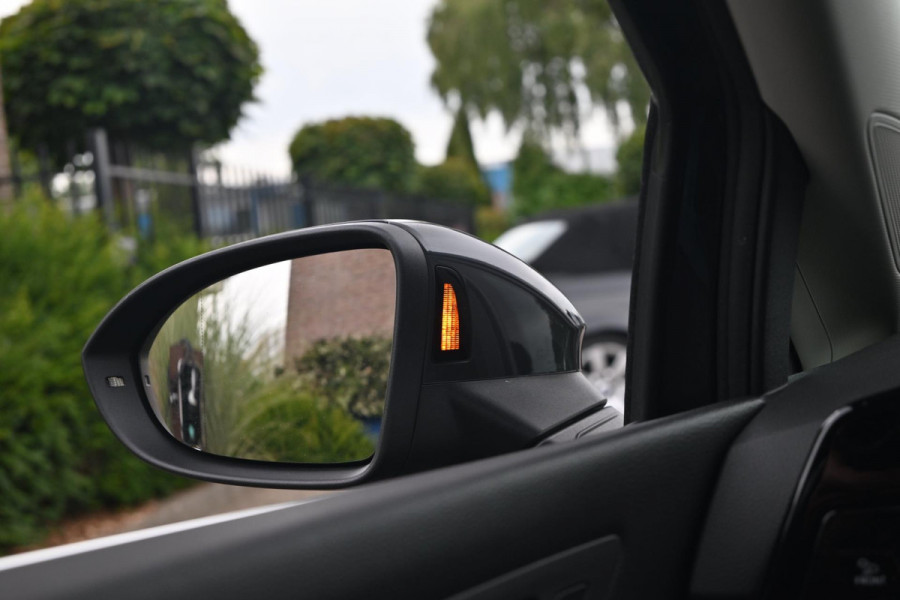 Volkswagen Golf 1.4 eHybrid Style 204 PK 1e Eig R-Line Adaptive Side-Assist Pano Massage 19''