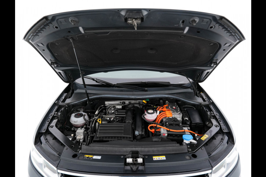 Volkswagen Tiguan 1.4 TSI R-Line Business+ (Plug-in) (INCL-BTW) Aut. *PANO | FULL-LED | ADAPTIVE-CRUISE | DIGI-COCKPIT | HEATED-COMFORTSEATS | NAV-FULLMAP | DAB+ | TOWBAR | PRIVACY-GLASS | ECC | PDC | 19''ALU